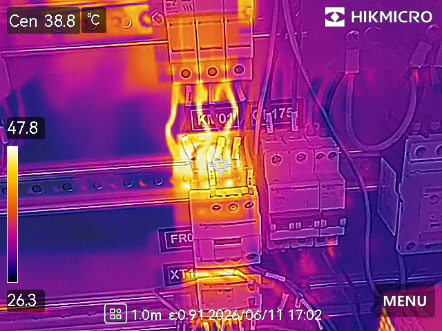 Termovízny snímok rozvádzača s prehriatym istiacim prvkom