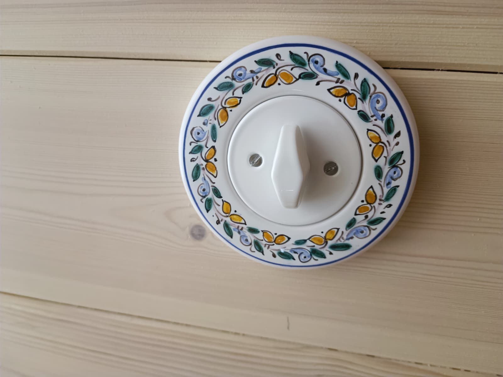 Porcelánový retro vypínač s ručne maľovaným ľudovým dekorom na drevenom obklade