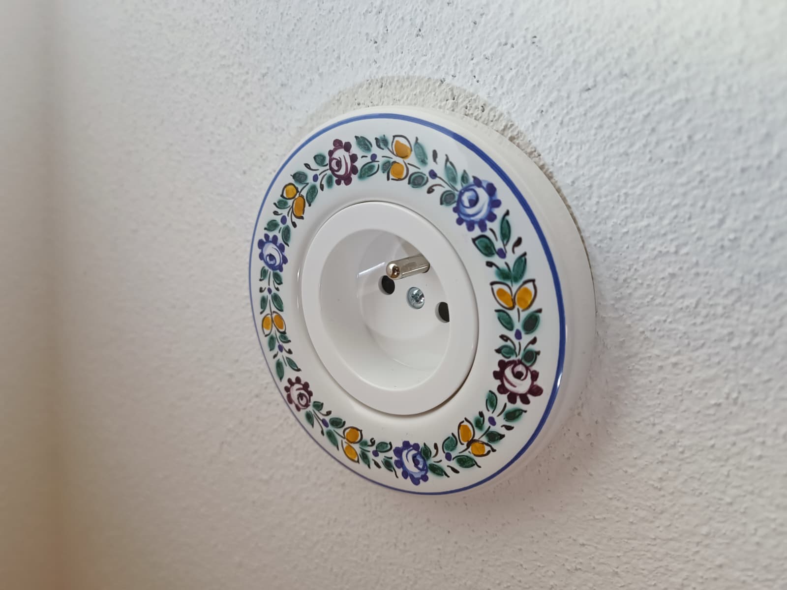 Porcelánová retro zásuvka s ručne maľovaným kvetinovým dekorom